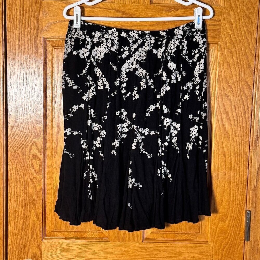 Bila Women's Black & White Floral Knee Length Skirt Size M Casual Formal - Picture 2 of 4